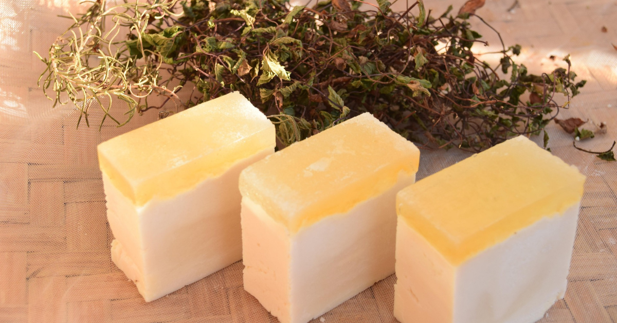 izlozeni šareni sapuni sa biljkom u pozadini