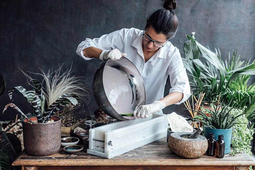 prirodni sapuni-žena izliva sapu u kalup